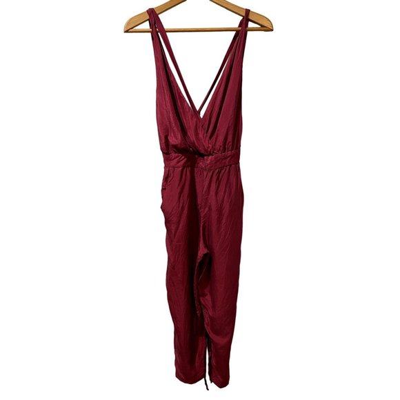FREE PEOPLE SHINY‎ RED BURGUNDY V Neck Sleeveless JUMPSUIT WAIST TIE WOMANS 6 N1 - Picture 1 of 5